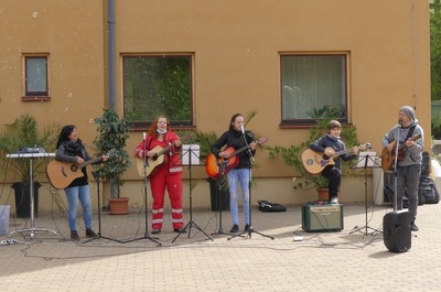 Vystoupení hudební skupiny červeného kříže