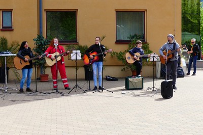 Vystoupení hudební skupiny červeného kříže