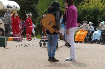Vystoupení hudební skupiny červeného kříže