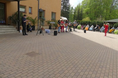 Vystoupení hudební skupiny červeného kříže
