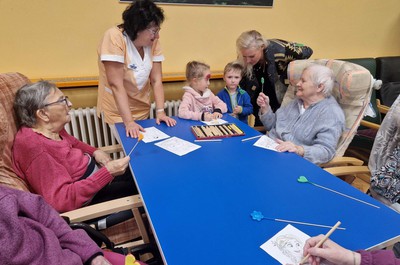 Mezigenerační setkání seniorů a dětí z MŠ Rokytnice nad Jizerou