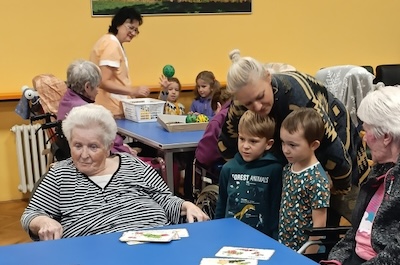 Mezigenerační setkání seniorů a dětí z MŠ Rokytnice nad Jizerou