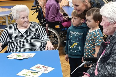 Mezigenerační setkání seniorů a dětí z MŠ Rokytnice nad Jizerou