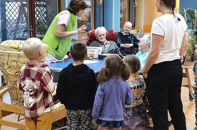 Mezigenerační setkání seniorů a dětí z MŠ Rokytnice nad Jizerou