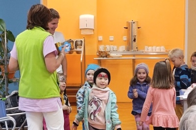 Mezigenerační setkání seniorů a dětí z MŠ Rokytnice nad Jizerou