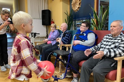 Mezigenerační setkání seniorů a dětí z MŠ Rokytnice nad Jizerou