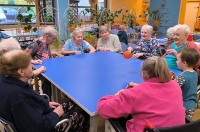 Mezigenerační setkání seniorů a dětí z MŠ Rokytnice nad Jizerou