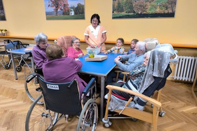 Mezigenerační setkání seniorů a dětí z MŠ Rokytnice nad Jizerou