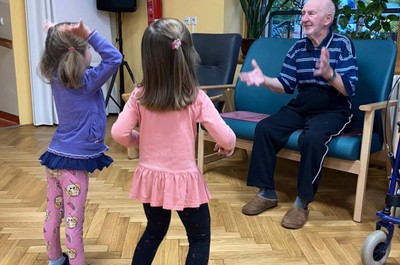 Mezigenerační setkání seniorů a dětí z MŠ Rokytnice nad Jizerou