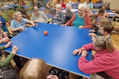 Mezigenerační setkání seniorů a dětí z MŠ Rokytnice nad Jizerou