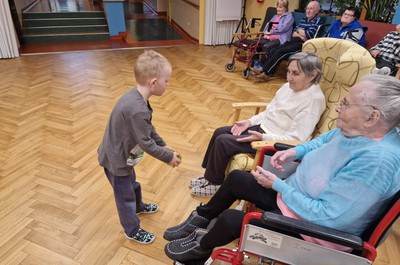 Mezigenerační setkání seniorů a dětí z MŠ Rokytnice nad Jizerou