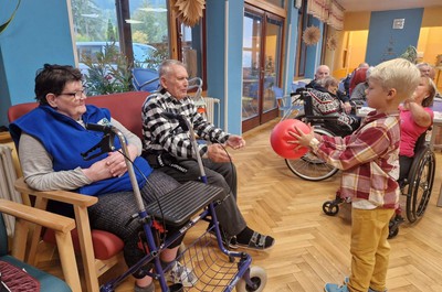 Mezigenerační setkání seniorů a dětí z MŠ Rokytnice nad Jizerou