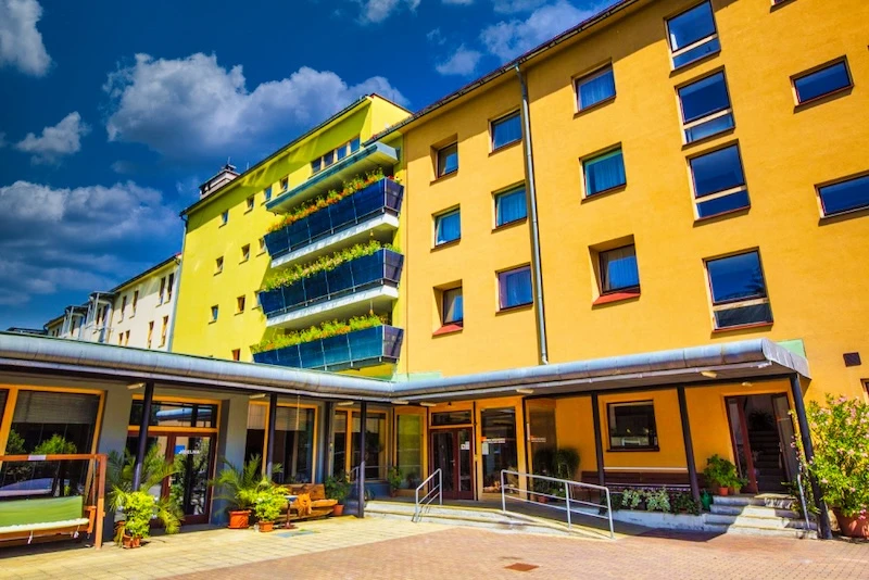 Vstupní část budovy - Domov důchodců Rokytnice nad Jizerou, p.o.