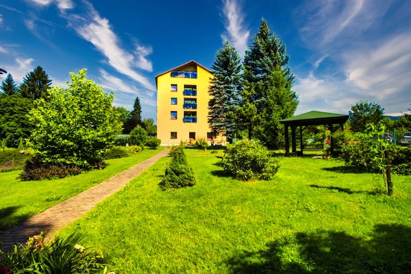 Pohled z parku - Domov důchodců Rokytnice nad Jizerou, p.o.